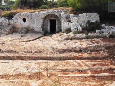 Lo spazio antistante l�edificio � poi tutto un intricato reticolo di solchi scavati nel duro calcare locale, con le fenditure che creano giochi cromatici in contrasto con la terra rossastra tipica del luogo
